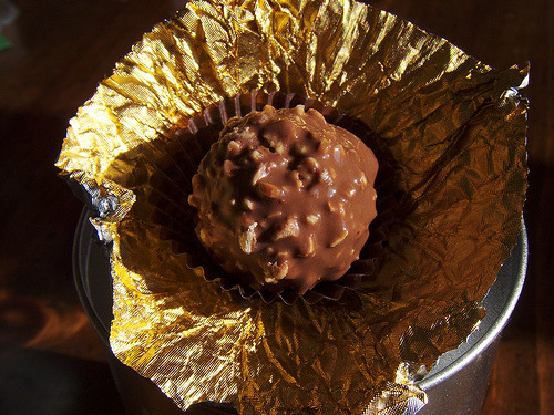 omgmarri:  misifuca:  jonwithabullet:  Ferrero Rocher (via Jeannette Greaves)  drool  mi chocolate preferido <3